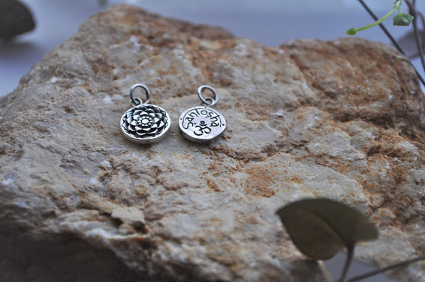 Santosha pendant Reversible Lotus