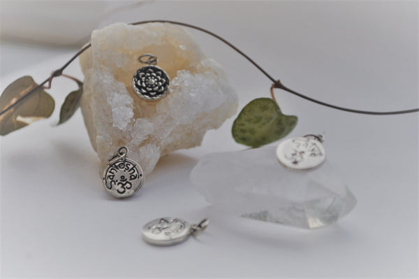 Santosha pendant Reversible Lotus