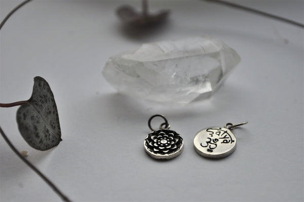 Satya pendant Reversible Lotus